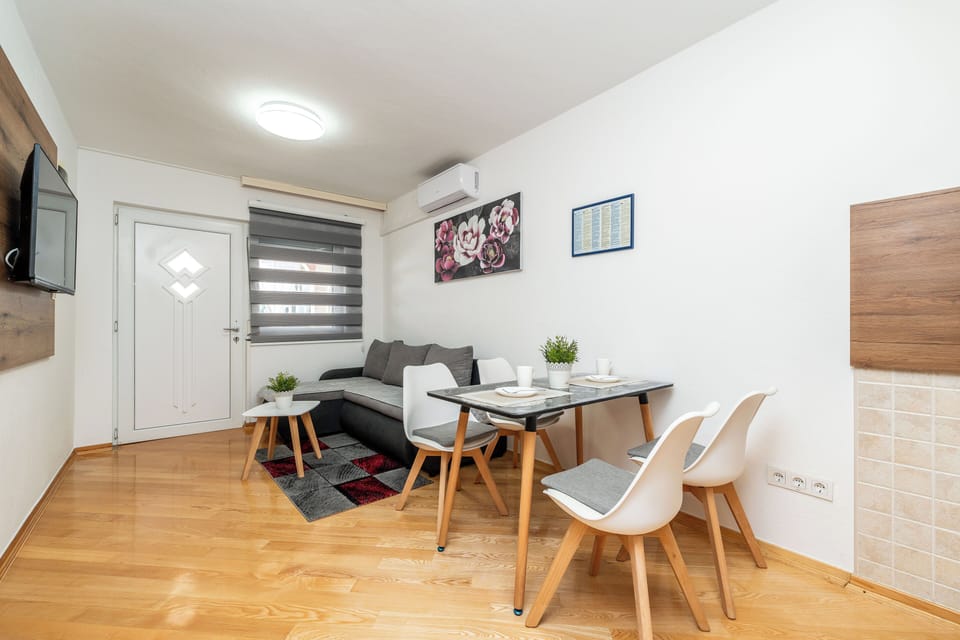 Standard Apartment, Garden View | In-room dining