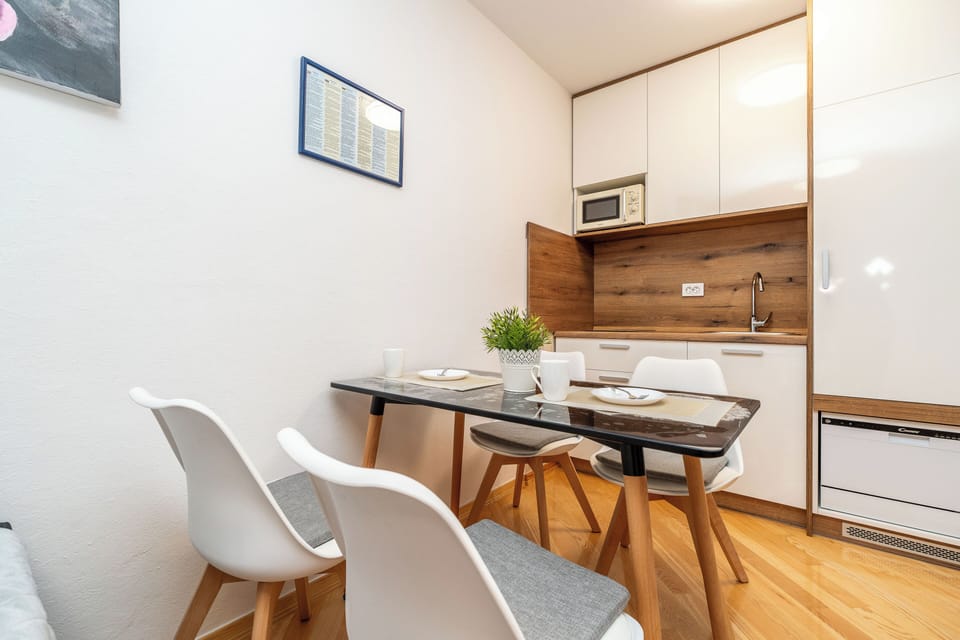 Standard Apartment, Garden View | In-room dining