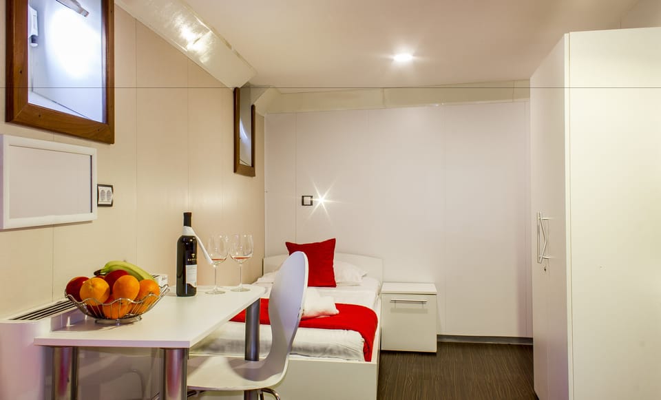 Quadruple Room | Desk, cribs/infant beds, free WiFi, bed sheets