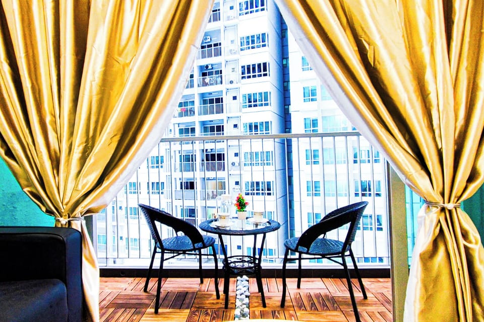 Suite, Balcony, Pool View | Interior