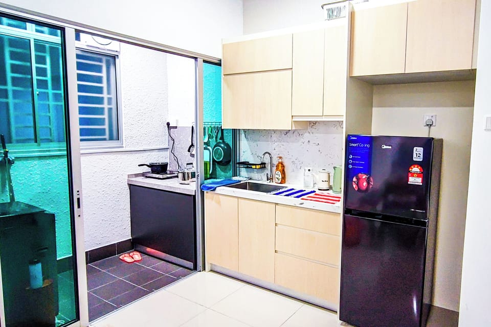 Suite, Balcony, Pool View | Private kitchen