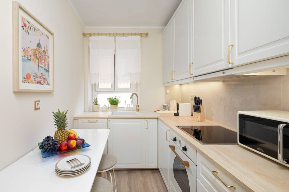 Deluxe Apartment, City View | Private kitchen | Toaster
