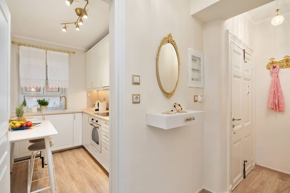 Deluxe Apartment, City View | Private kitchen | Toaster
