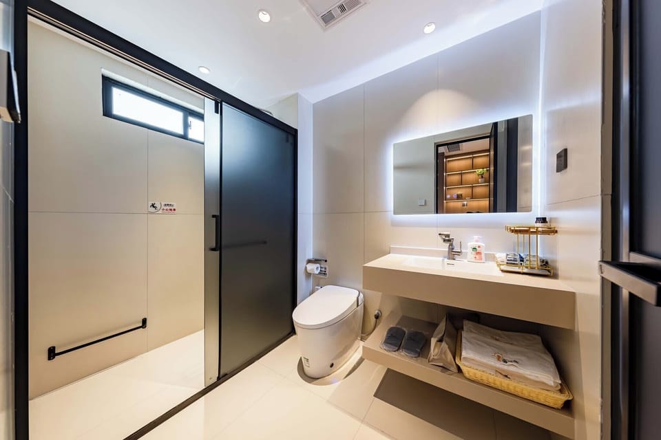 Classic Twin Room, Courtyard View | Bathroom | Shower, free toiletries, hair dryer, bathrobes