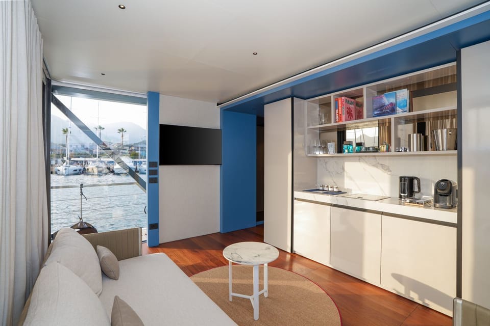 Luxury Suite, Sea View | Minibar, blackout drapes, free WiFi, bed sheets