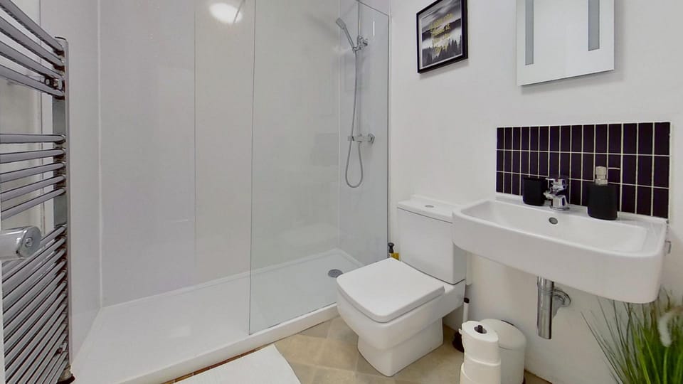 Basic Apartment | Bathroom