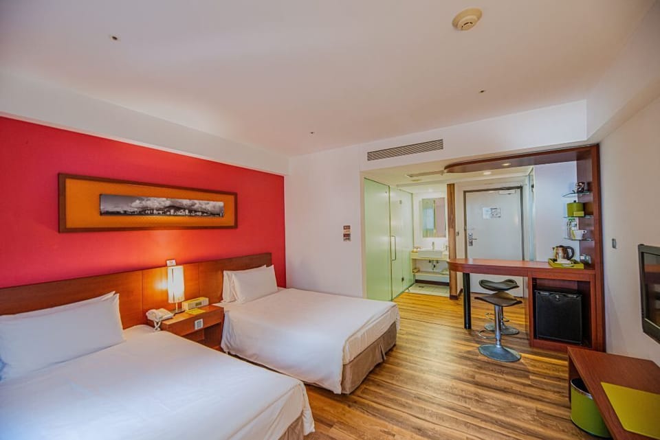 Deluxe Twin Room | In-room safe, desk, soundproofing, free WiFi