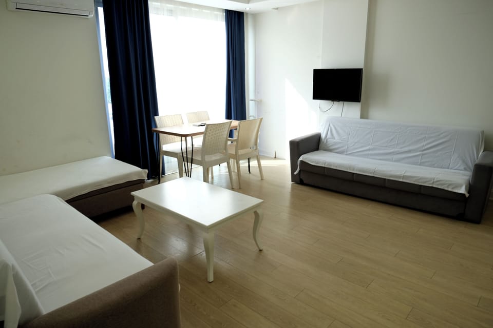 Family Suite, City View | Living area