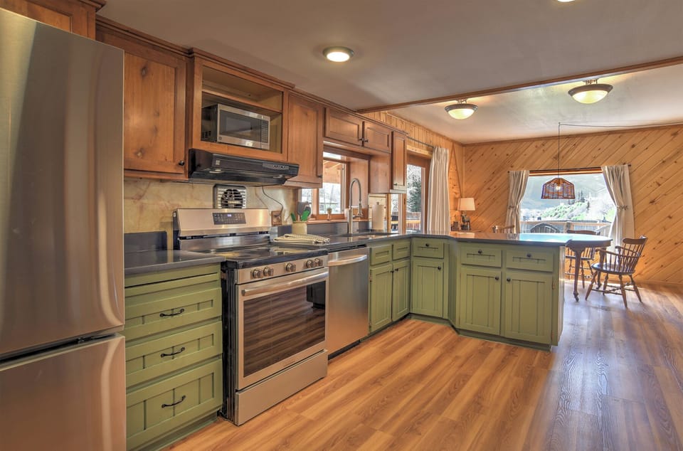 Cobbler's Claim - Fully equipped kitchen with stainless steel appliances.