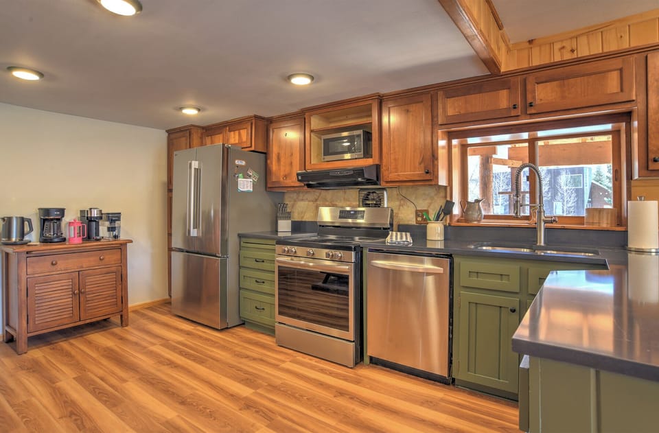 Cobbler's Claim - Fully equipped kitchen with stainless steel appliances and open-concept living.