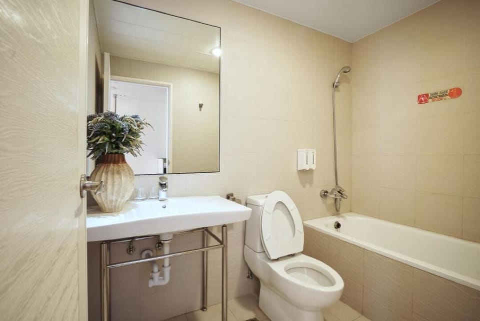 Street Double Room | Bathroom | Shower, hair dryer, towels, shampoo