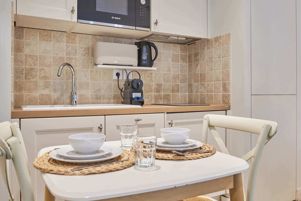 Cuisine ouverte entièrement équipée avec espace repas