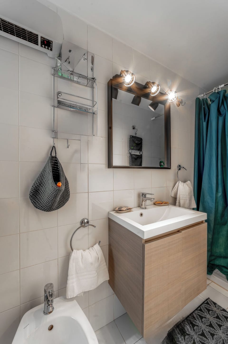 Deluxe Studio, Courtyard View | Bathroom | Shower, free toiletries, hair dryer, bidet