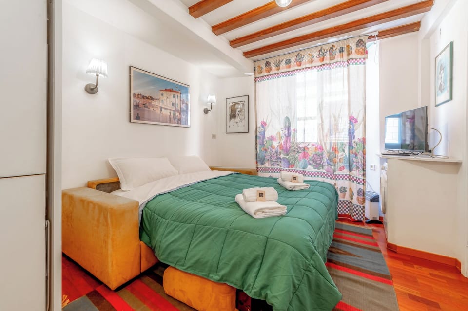 Deluxe Studio, Courtyard View