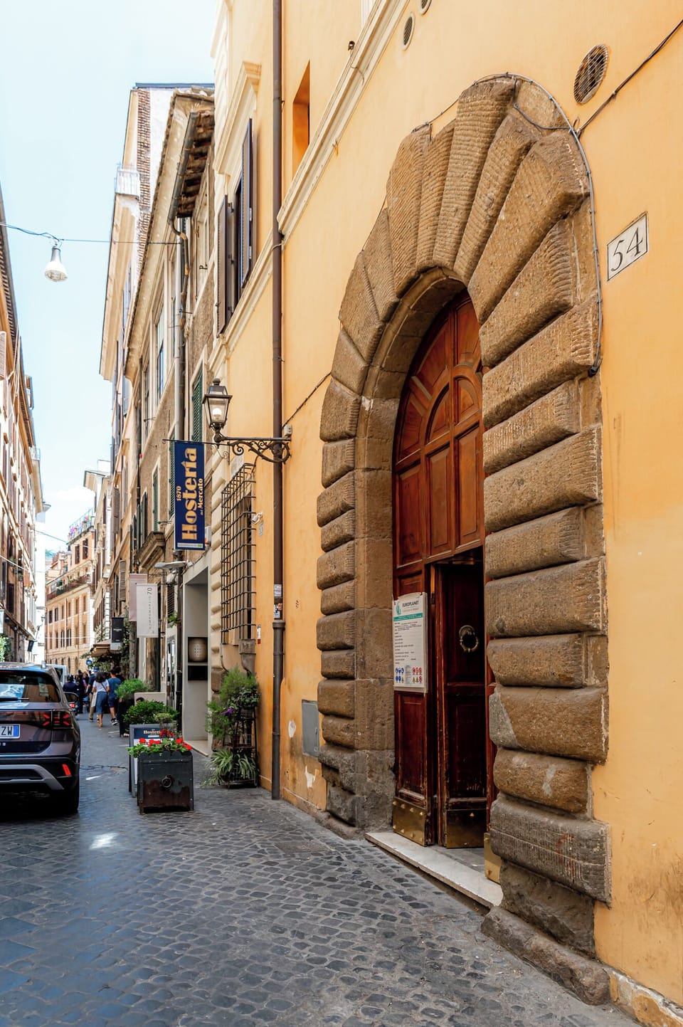 Deluxe Studio, Courtyard View | Parking