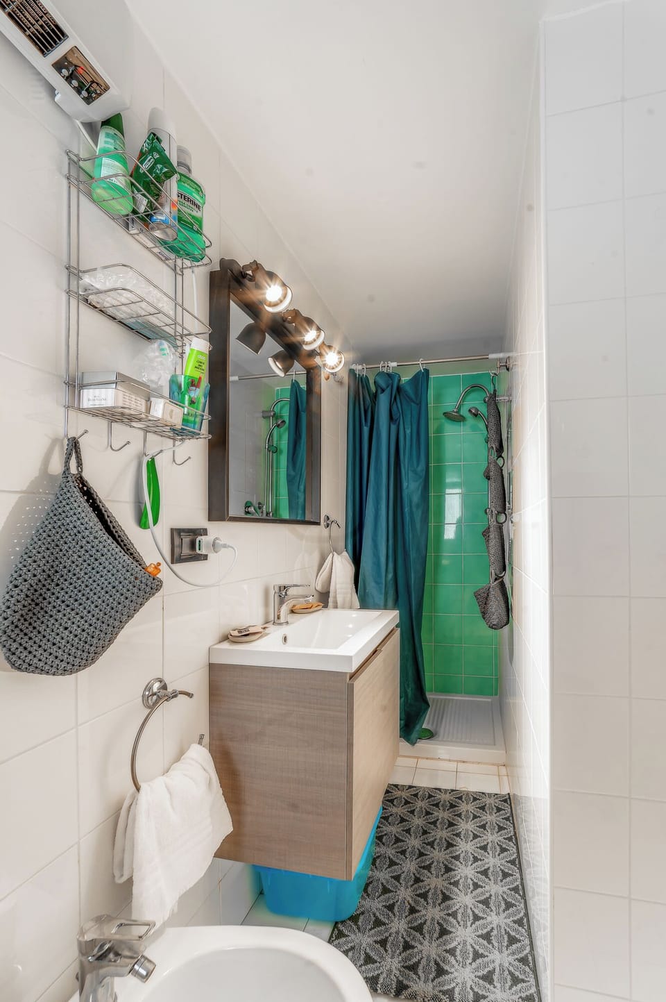 Deluxe Studio, Courtyard View | Bathroom | Shower, free toiletries, hair dryer, bidet