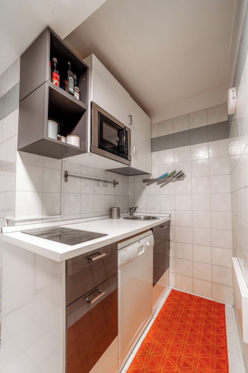 Deluxe Studio, Courtyard View | Private kitchen | Fridge, microwave, stovetop, espresso maker