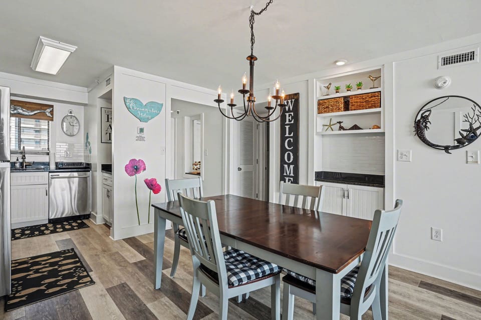 Dining/Kitchen Area