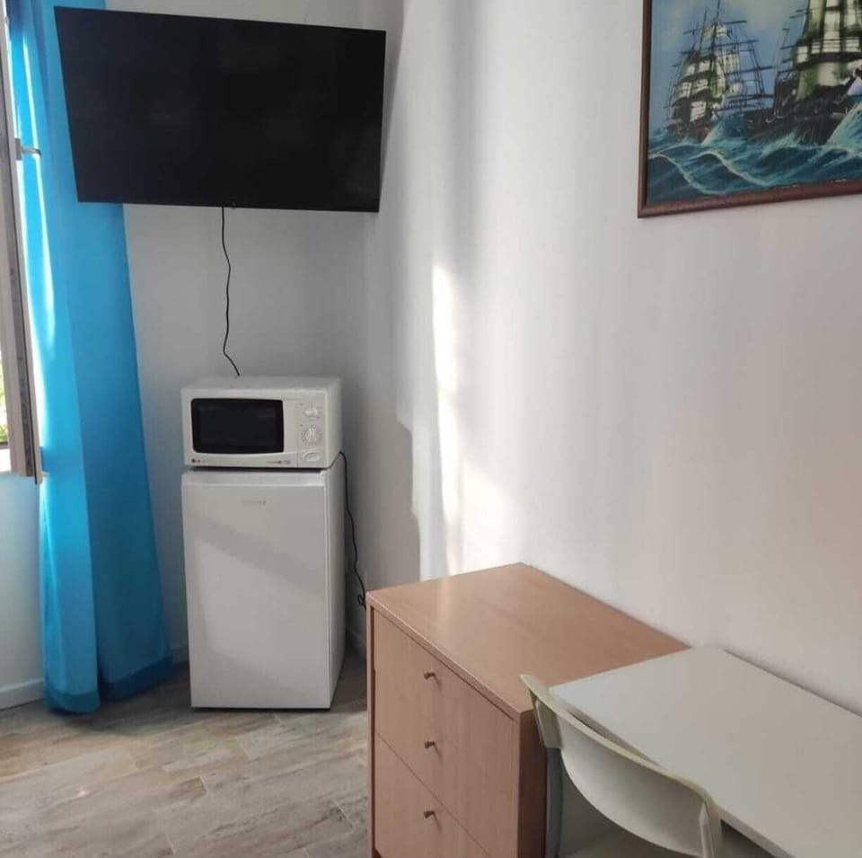 Deluxe Double or Twin Room, 1 Queen Bed, Non Smoking, Private Bathroom | Select Comfort beds, free minibar, desk, laptop workspace