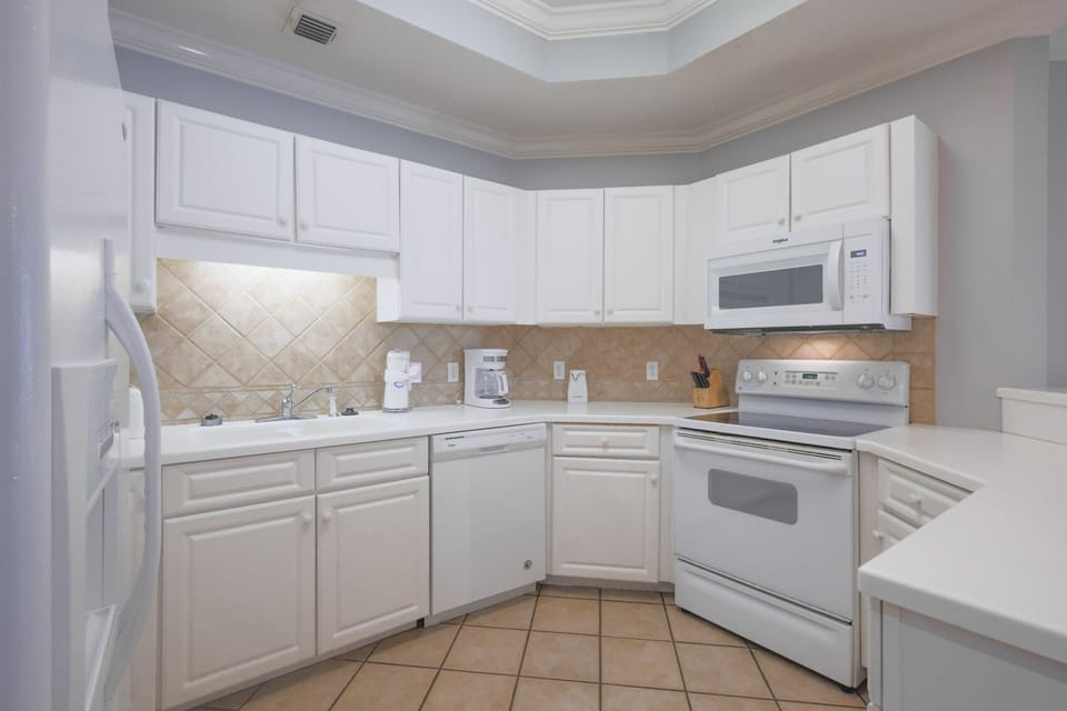 Condo, 3 Bedrooms | Private kitchen | Coffee/tea maker, fridge, oven