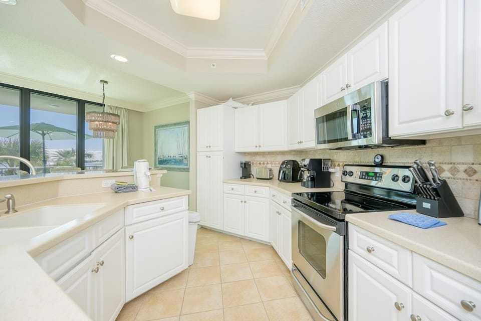 Condo, 2 Bedrooms | Private kitchen | Coffee/tea maker, fridge, oven