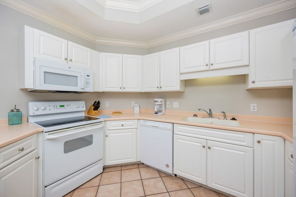 Condo, 3 Bedrooms | Private kitchen | Coffee/tea maker, fridge, oven