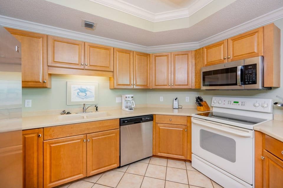 Condo, 3 Bedrooms | Private kitchen | Coffee/tea maker, fridge, oven