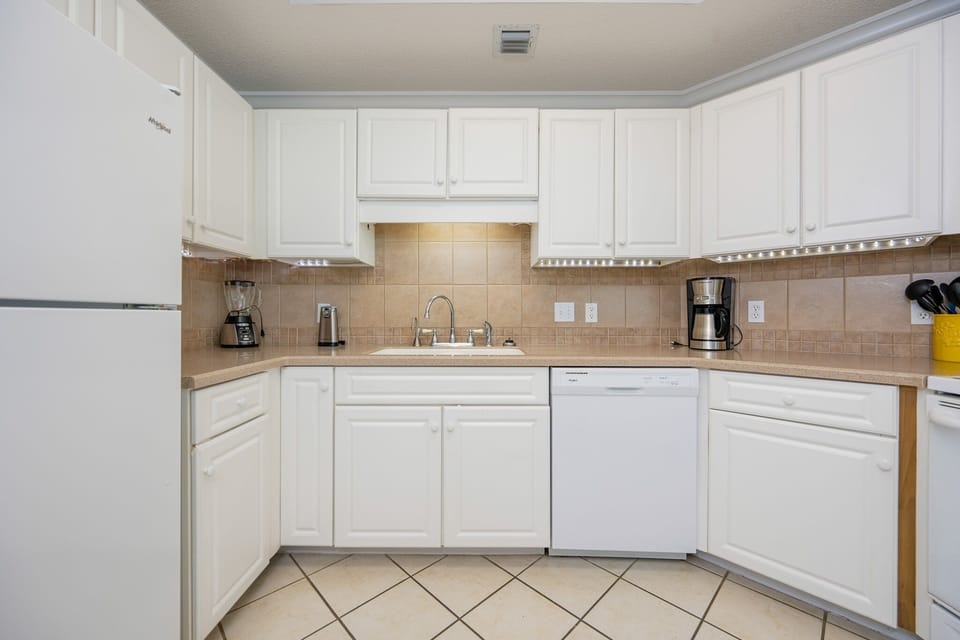 Condo, 3 Bedrooms | Private kitchen | Coffee/tea maker, fridge, oven