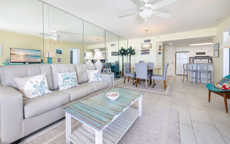 Condo, 2 Bedrooms | Living area