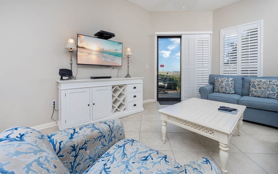Condo, 2 Bedrooms | Living area