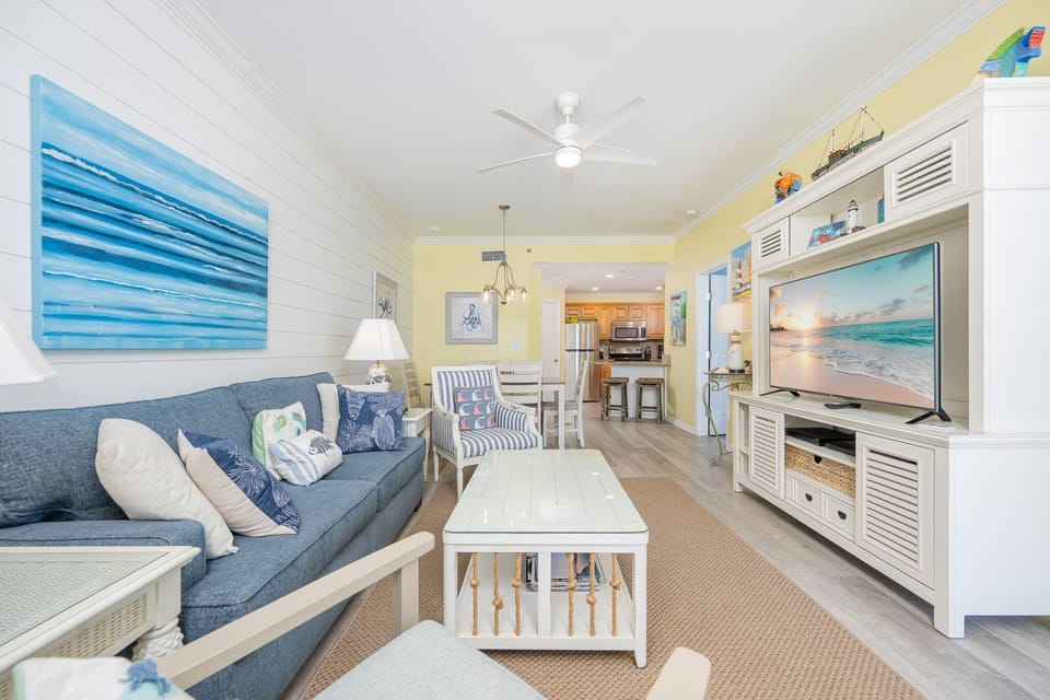 Condo, 2 Bedrooms | Living area