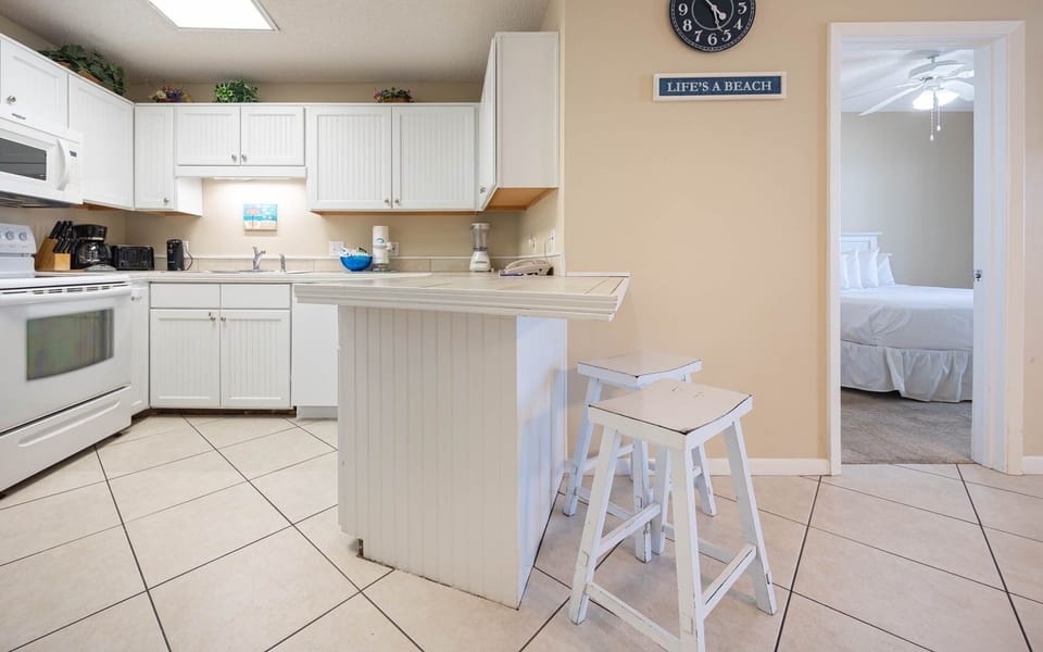 Condo, 2 Bedrooms | Private kitchen | Fridge, oven, coffee/tea maker