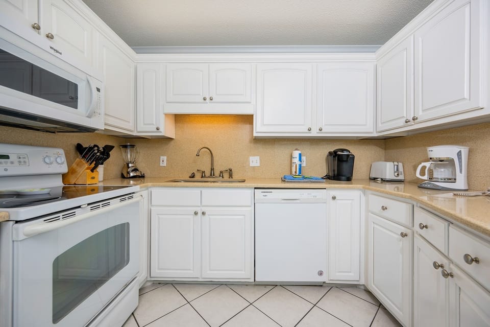 Condo, 2 Bedrooms | Private kitchen | Fridge, oven, coffee/tea maker
