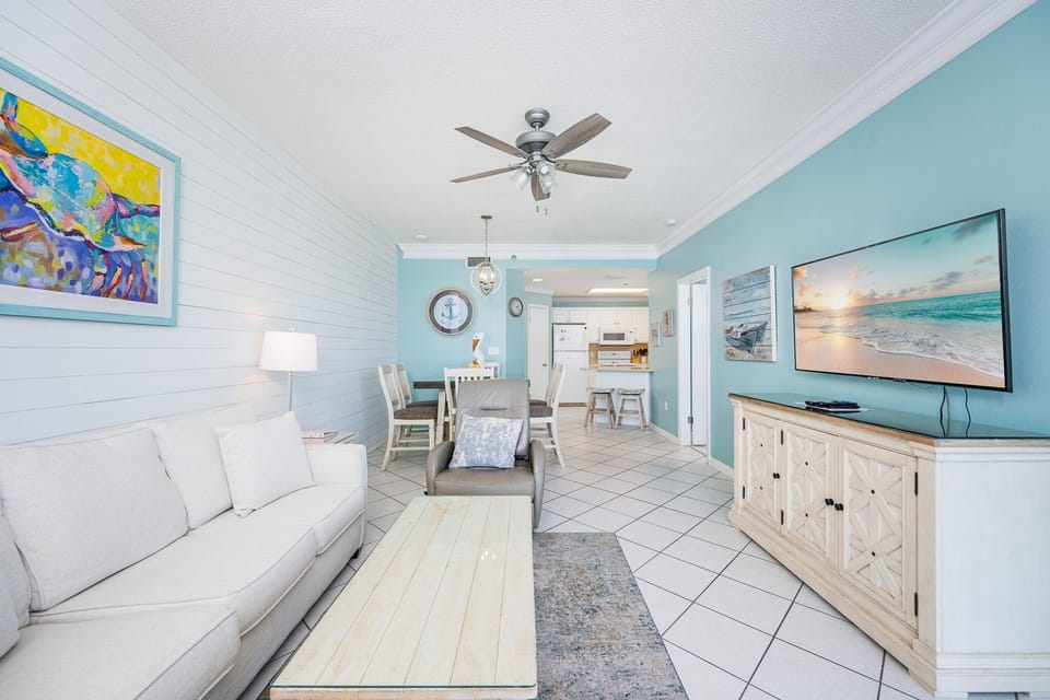 Condo, 2 Bedrooms | Living area