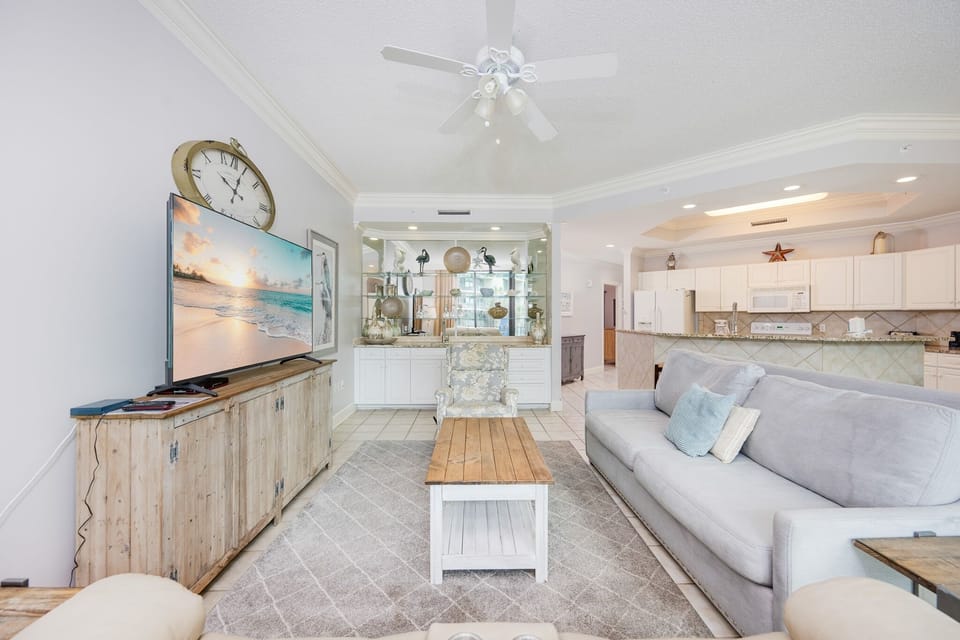 Condo, 2 Bedrooms | Living area