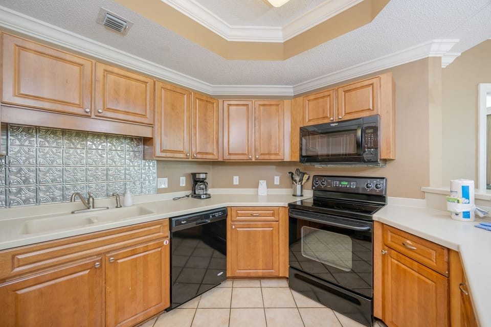 Condo, 3 Bedrooms | Private kitchen | Coffee/tea maker, fridge, oven