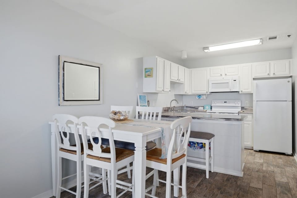 Grand Caribbean 416W- Dining Area & Kitchen View