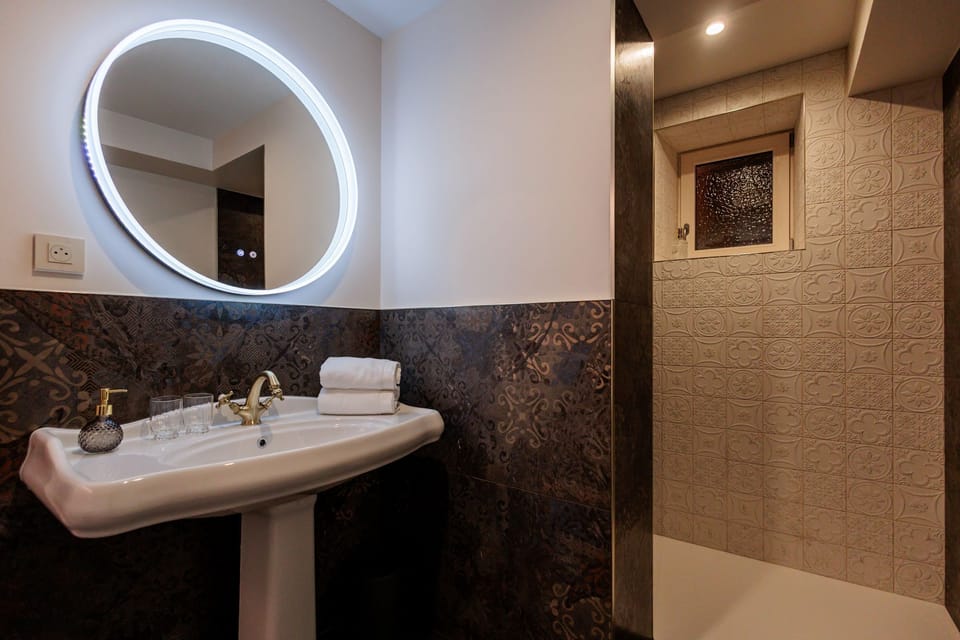 Superior Suite, Garden View | Bathroom