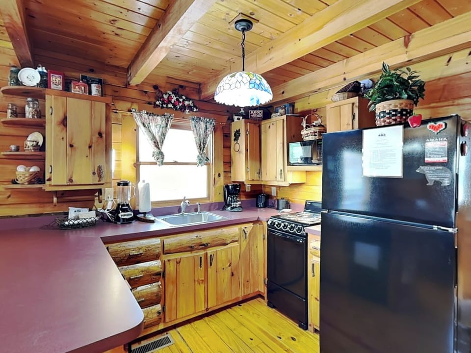 Full Kitchen w. Ample Counter Space