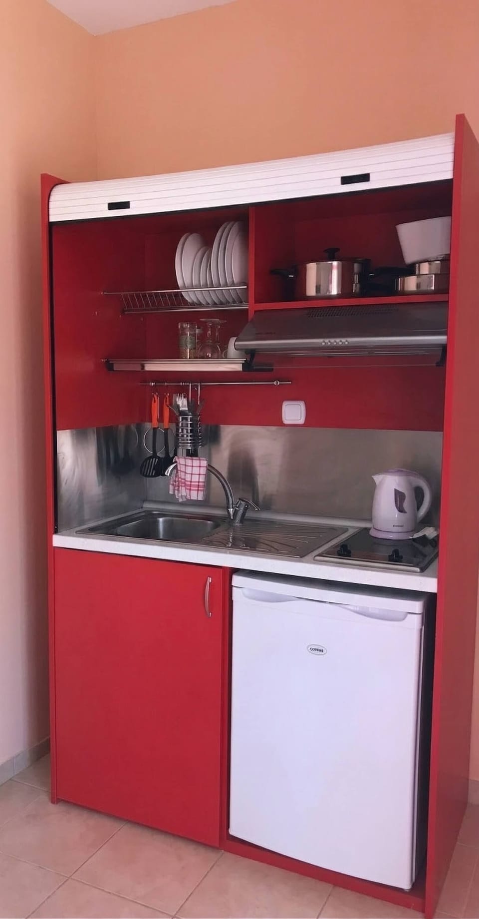 Equipped kitchenette with modern appliances
