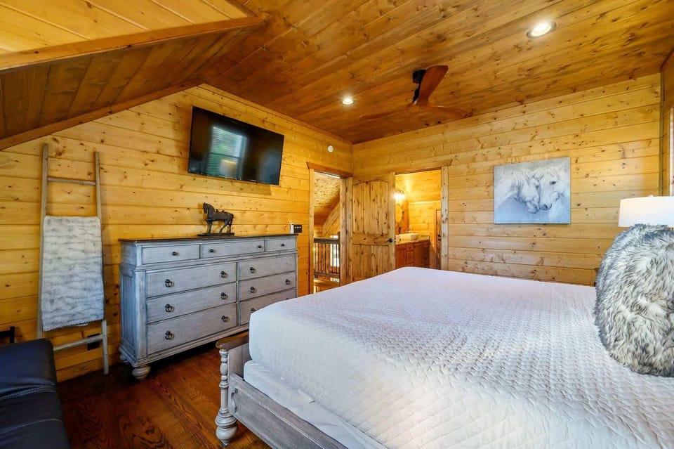 Cabin, Multiple Beds, Hot Tub, Mountain View (Twisted Mane) | 3 bedrooms, individually decorated, individually furnished, bed sheets