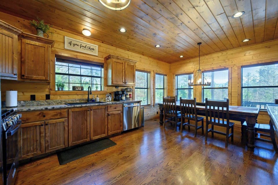 Cabin, Multiple Beds, Hot Tub, Mountain View (Twisted Mane) | Private kitchen