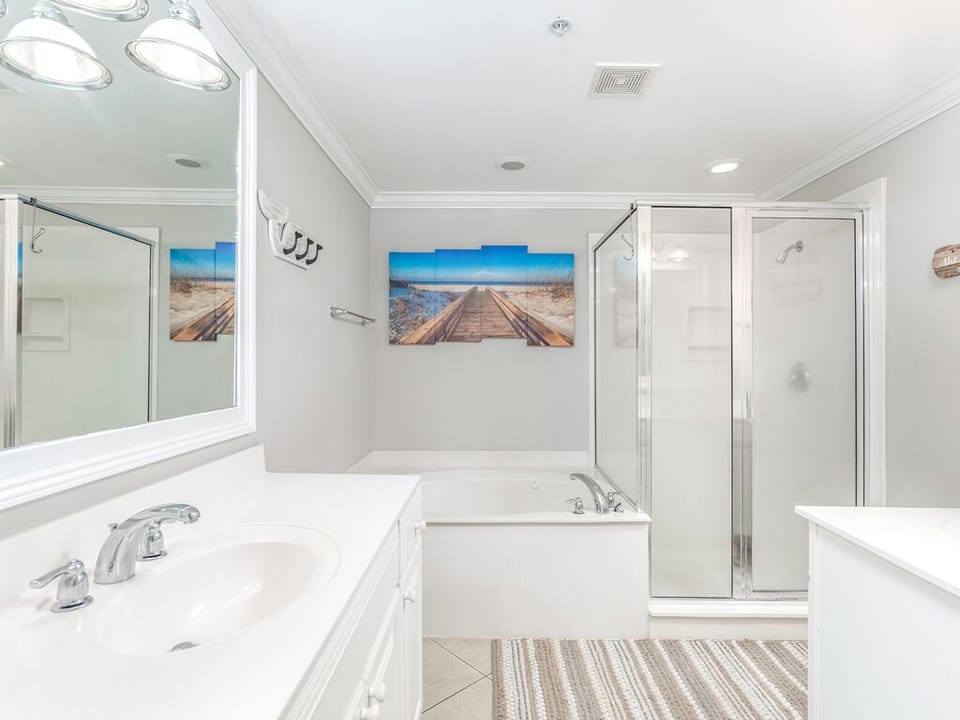 18_brassrail310_bathroom1_1_052421