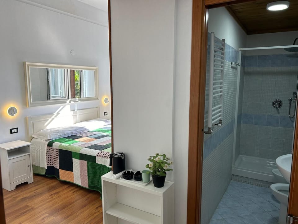 Desk, WiFi (free)