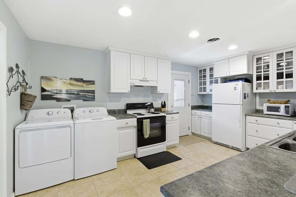 Your fully equipped kitchen and laundry combo offers everything you need, from cooking delicious meals to keeping clothes fresh during your stay.