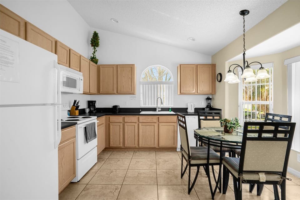 Kitchen with Stove, Microwave, Dishwasher & Breakfast Area for 4 People