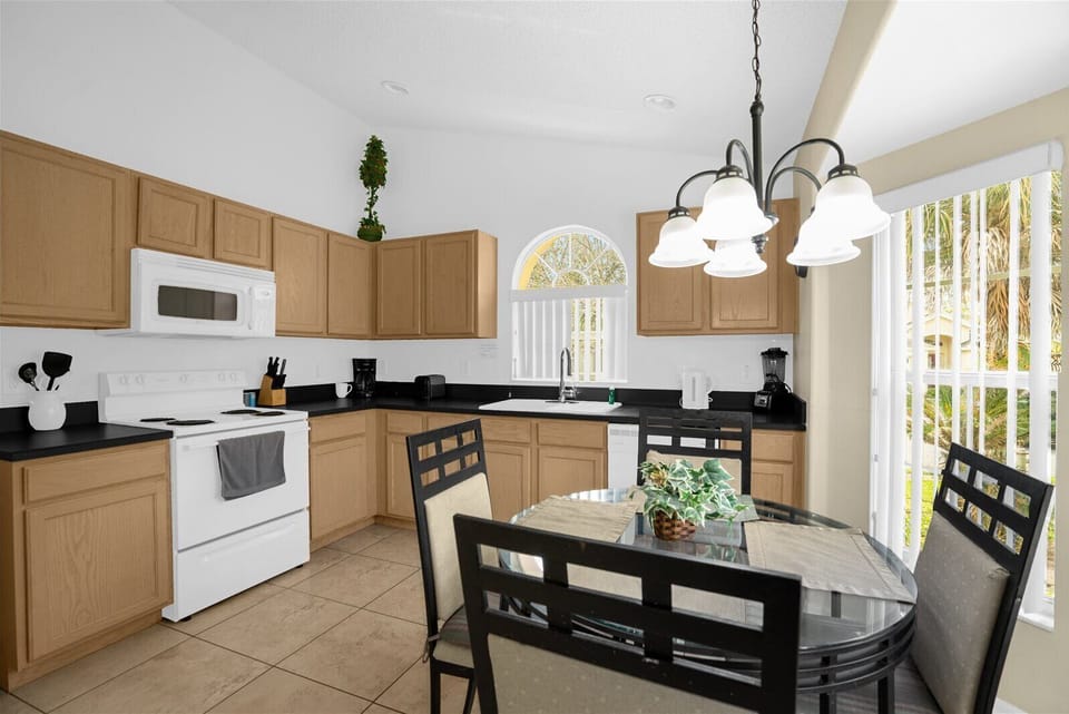 Kitchen with Stove, Microwave, Dishwasher & Breakfast Area for 4 People
