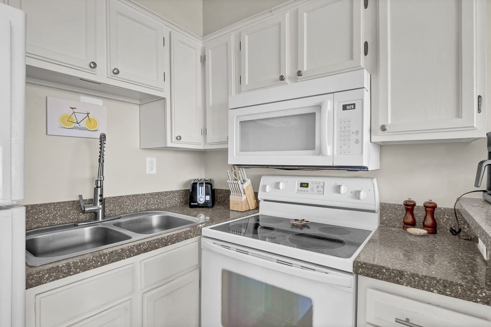 Fully equipped kitchen.