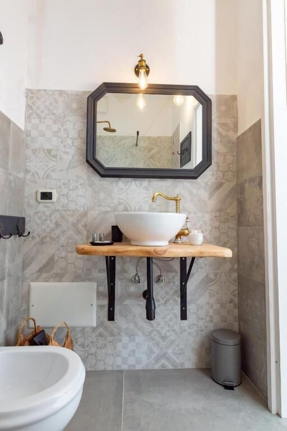 Superior Double Room, Private Bathroom | Bathroom | Free toiletries, hair dryer, bidet, soap