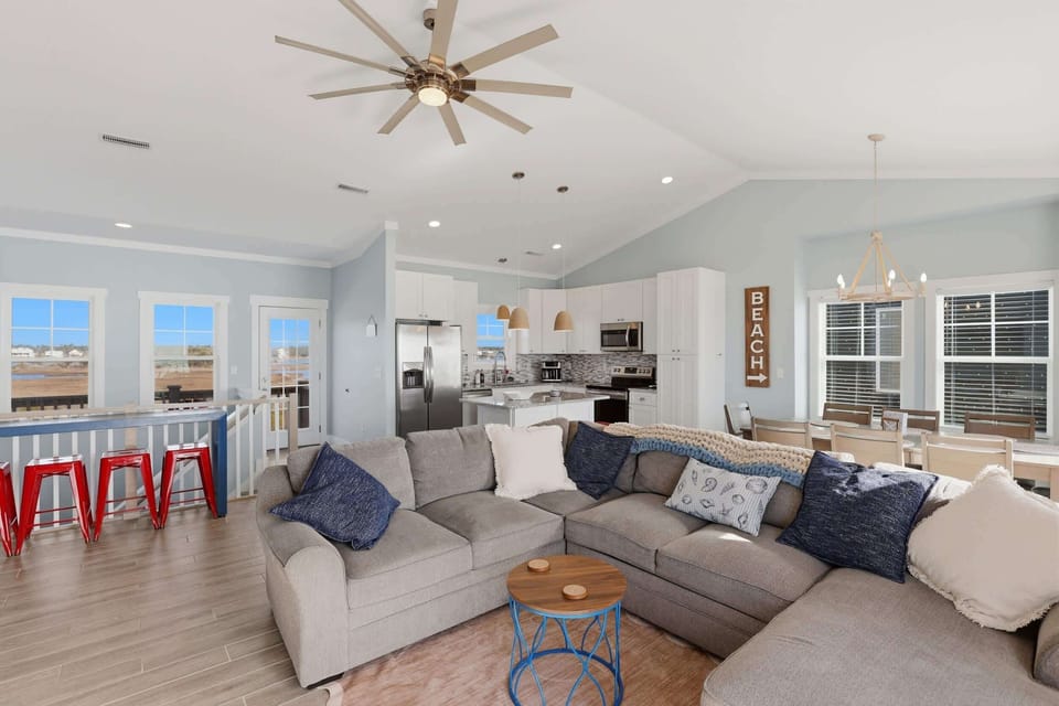 From morning coffee to midnight chats, this living room gets it right.